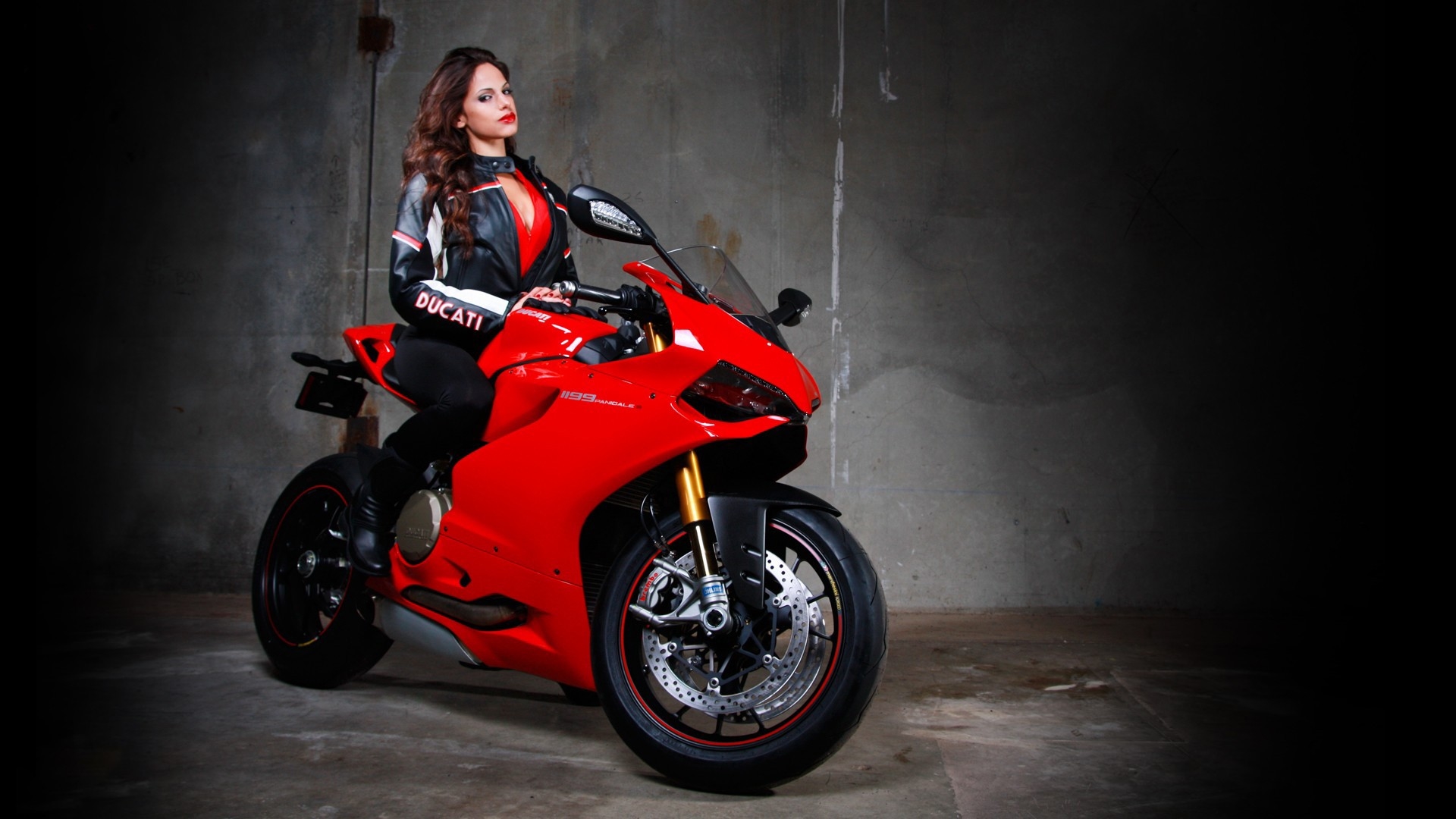 Beautiful girls and motorcycles in Cantho — step in, relax, and chat live